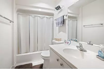 937 W Heritage Ct #201, Mequon, WI 53092 - Photo 8