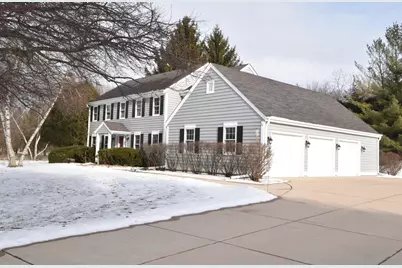 762 N Forest Ridge Ct, Summit, WI 53066 - Photo 2