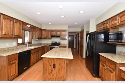 762 N Forest Ridge Ct, Summit, WI 53066 - Photo 38