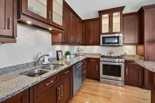 1313 N Franklin Pl, Milwaukee, WI 53202 - Photo 10