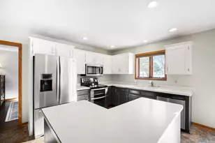 417 Deer Ridge Dr, West Bend, WI 53095 - Photo 4