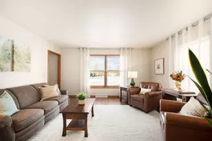 417 Deer Ridge Dr, West Bend, WI 53095 - Photo 10