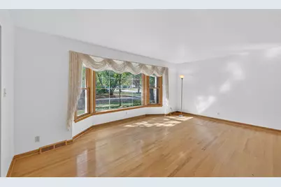 4472 N 104th St, Wauwatosa, WI 53225 - Photo 2