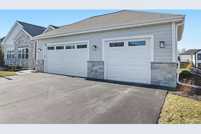 7916 E Stone Ridge Dr, Lannon, WI 53046 - Photo 2