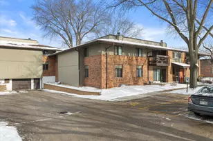 360 Park Hill Dr, Pewaukee, WI 53072 - Photo 18