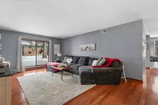 360 Park Hill Dr, Pewaukee, WI 53072 - Photo 2