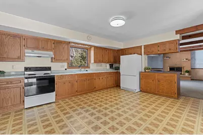 8824 W Dosie Ave, Greenfield, WI 53228 - Photo 6