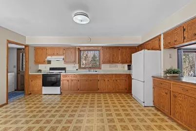 8824 W Dosie Ave, Greenfield, WI 53228 - Photo 8