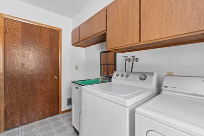 8824 W Dosie Ave, Greenfield, WI 53228 - Photo 14