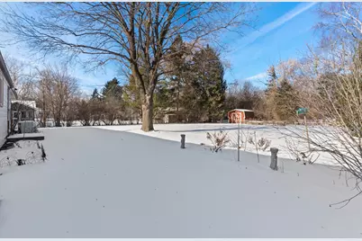 8824 W Dosie Ave, Greenfield, WI 53228 - Photo 32