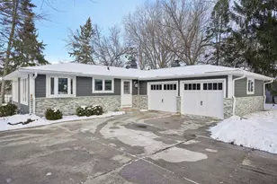 293 Meadowside Ct, Pewaukee, WI 53072 - Photo 2