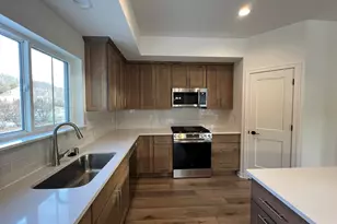 W221N3075 Greenwood Ct, Pewaukee, WI 53186 - Photo 12