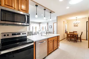 372 Hartford Square, Hartford, WI 53027 - Photo 8