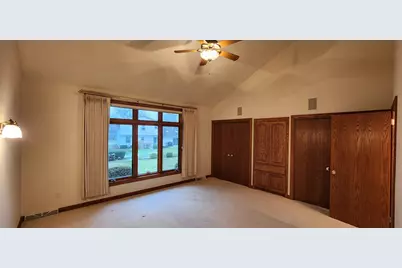 8098 S Meadowcreek Ct, Franklin, WI 53132 - Photo 18