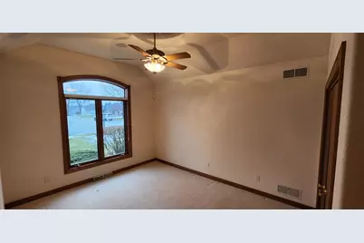 8098 S Meadowcreek Ct, Franklin, WI 53132 - Photo 28