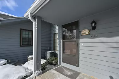 359  Lexington Ct #B, Pewaukee, WI 53072 - Photo 2