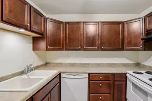 5200 S Tuckaway Blvd, Greenfield, WI 53221 - Photo 10