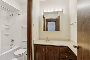 5200 S Tuckaway Blvd, Greenfield, WI 53221 - Photo 16