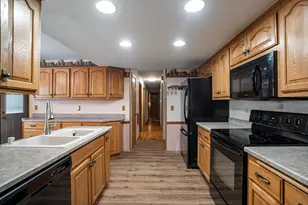 W136N8741 Esquire Rd, Menomonee Falls, WI 53051 - Photo 14