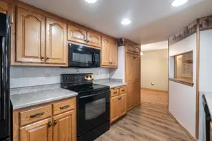 W136N8741 Esquire Rd, Menomonee Falls, WI 53051 - Photo 16