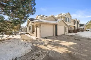 W240N2524 E Parkway Meadow Cir, Pewaukee, WI 53072 - Photo 2