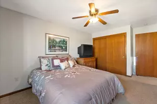 W240N2524 E Parkway Meadow Cir, Pewaukee, WI 53072 - Photo 14