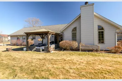 767  Alex Ct, Pewaukee, WI 53072 - Photo 6