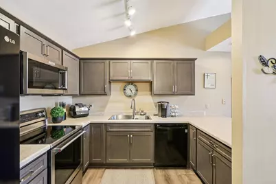 9213 S Aspen Dr #4, Oak Creek, WI 53154 - Photo 4