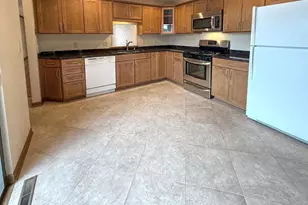 11025 N Balsam Tree Ct, Mequon, WI 53092 - Photo 6