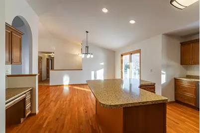 942  Oak Timber Dr, Onalaska, WI 54650 - Photo 4