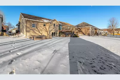 942  Oak Timber Dr, Onalaska, WI 54650 - Photo 2