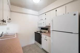 8530 W Waterford Ave, Greenfield, WI 53228 - Photo 8