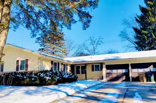 913 Chapel Hill Rd, Madison, WI 53711 - Photo 1