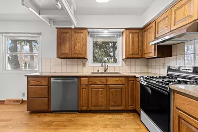 139  Debbie Ct, Waukesha, WI 53189 - Photo 6