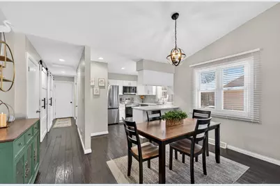 W133N8139  Danell Dr, Menomonee Falls, WI 53051 - Photo 6