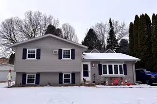 906 Villa Park Dr, West Bend, WI 53090 - Photo 2