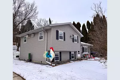 906  Villa Park Dr, West Bend, WI 53090 - Photo 2