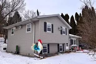 906 Villa Park Dr, West Bend, WI 53090 - Photo 2