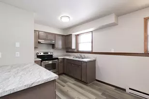 677 W 3rd Ave, Oshkosh, WI 54902 - Photo 18