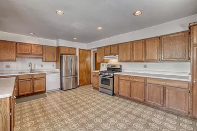 2880 S 98th St, West Allis, WI 53227 - Photo 6