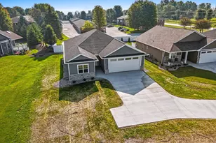 1925 Creekwood Ct, Manitowoc, WI 54220 - Photo 2