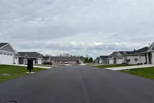 1925 Creekwood Ct, Manitowoc, WI 54220 - Photo 40