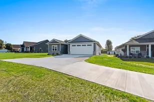 1925 Creekwood Ct, Manitowoc, WI 54220 - Photo 4