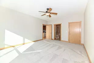 1550 E Royall Pl, Milwaukee, WI 53202 - Photo 18