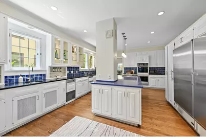 2225 N Lake Dr, Milwaukee, WI 53202 - Photo 14