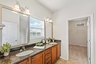 W178N11384 Island View Ct, Germantown, WI 53022 - Photo 24