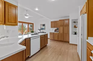 10736 N Essex Ct, Mequon, WI 53092 - Photo 8