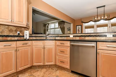 15245 W Woodland Dr, New Berlin, WI 53151 - Photo 18