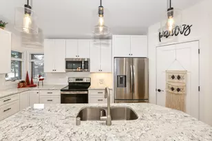 909 Bay View Cir, Mukwonago, WI 53149 - Photo 14