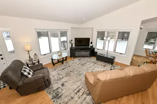 909 Bay View Cir, Mukwonago, WI 53149 - Photo 8